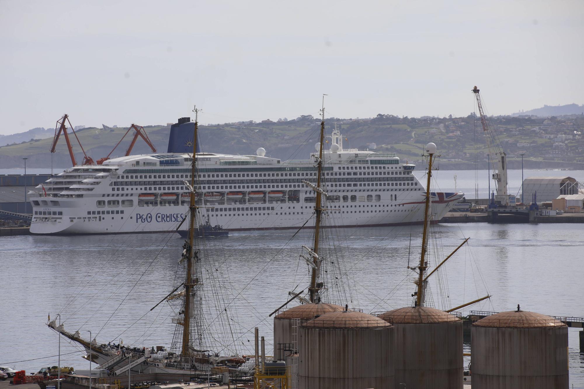 En imágenes: Así fue la llegada del "Aurora", el primer crucero de la temporada, a Gijón