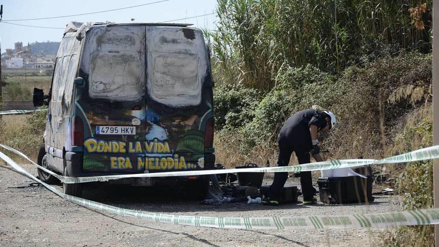 Una especialista del Laboratorio de Criminalística, en la escena.