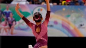 Ariadna Martín en pleno salto durante una de sus intervenciones en el Campeonato de España de gimnasia artística Base