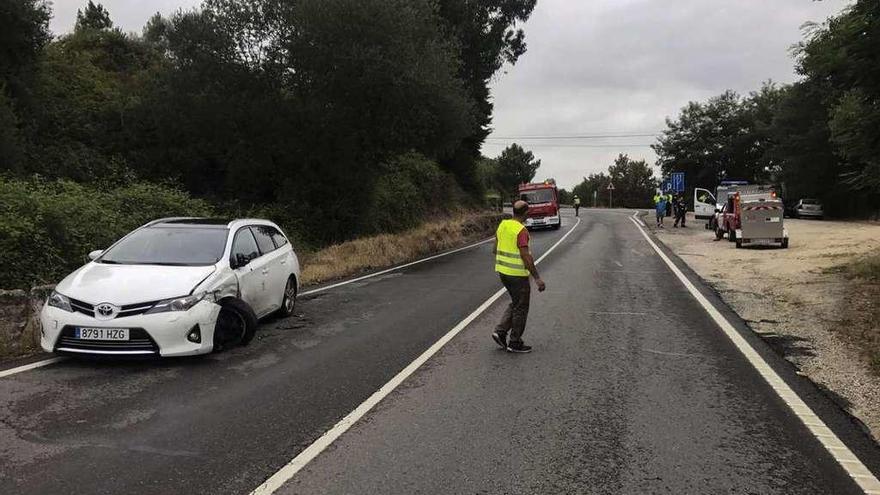 El taxi que recibió el impacto de un vehículo que invadió el carril contrario, ayer en Cachamuíña. // FdV