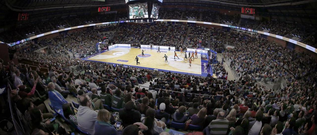 Imagen del Palacio de los Deportes Martín Carpena, con lleno a rebosar.