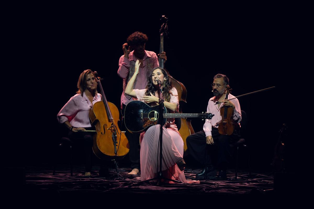 Sílvia Pérez Cruz, en negre, blanc i vermell en la vibrant estrena d’‘Oral abisal’