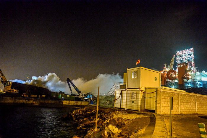 INCENDIO BARCO EN MUELLE REINA SOFIA