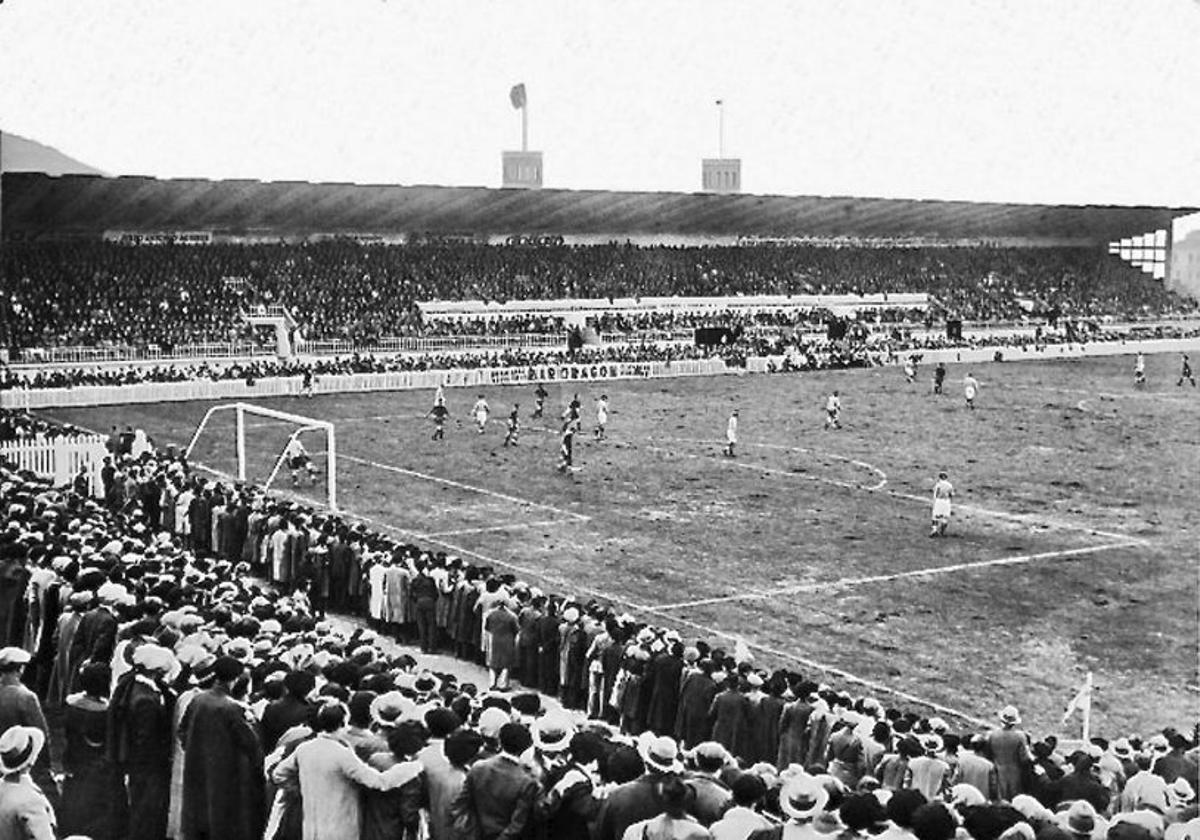 Los aledaños del estadio de Teatinos, en la previa del primer derbi asturiano, el 13 de febrero de 1927.