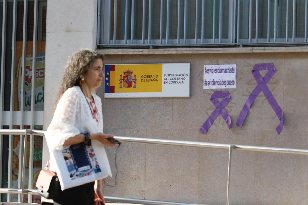 Llenan la ciudad de lazos morados contra la violencia machista