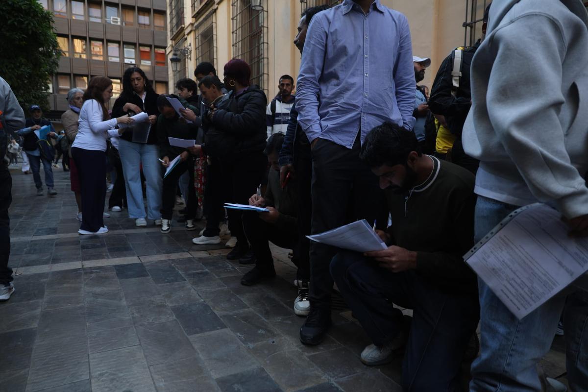 La regularizacion extraordinaria de migrantes colapsa los servicios sociales municipales de València
