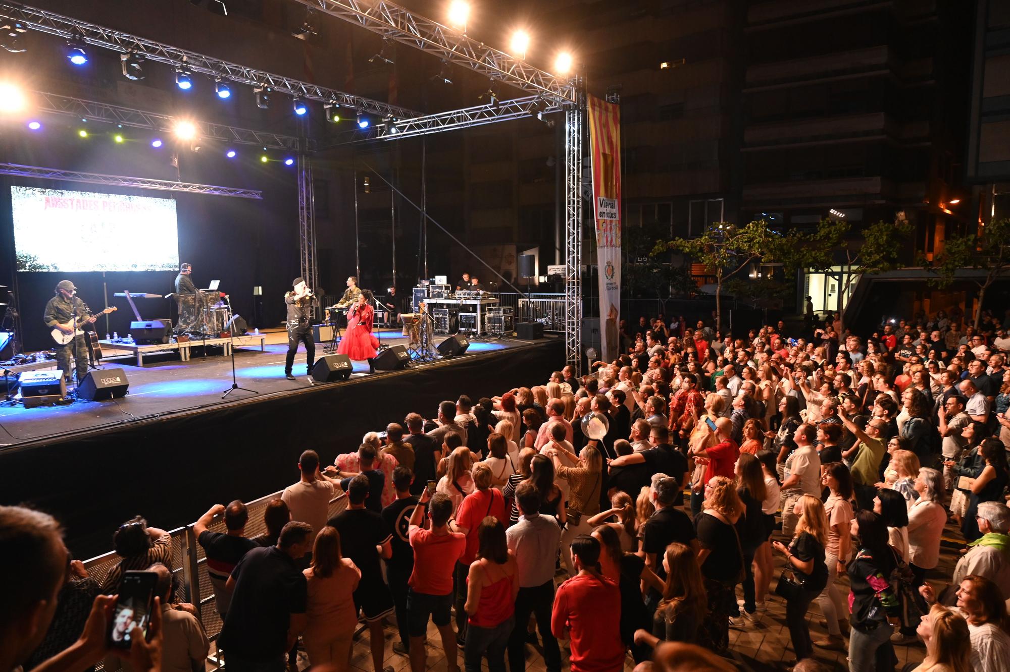 La música de los 80 y 90 llena de energía la plaza Major de Vila-real