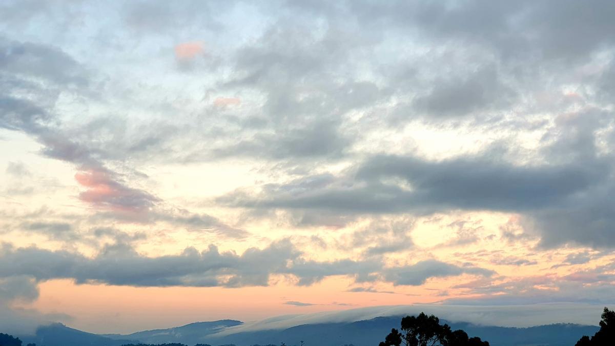 Una panorámica de los montes de O Rosal desde A Guarda este domingo