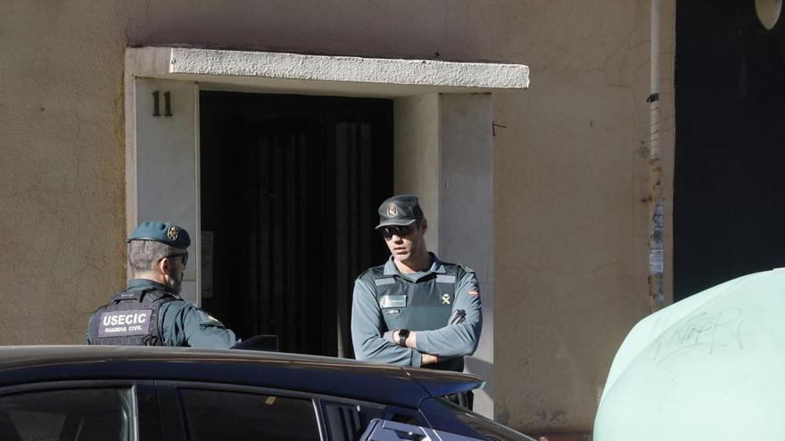 La Guardia Civil busca el arma del crimen en el piso del asesino de Xilxes
