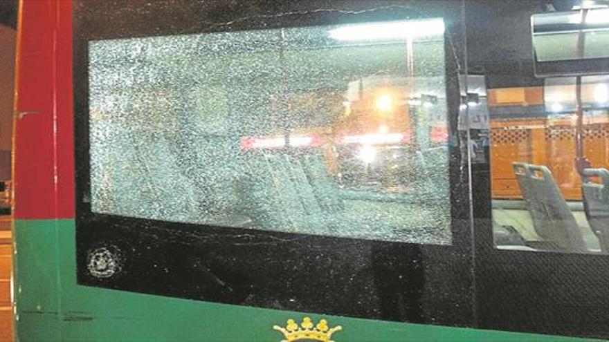 Lanzan una piedra contra un bus urbano de Plasencia cuando viajaban usuarios