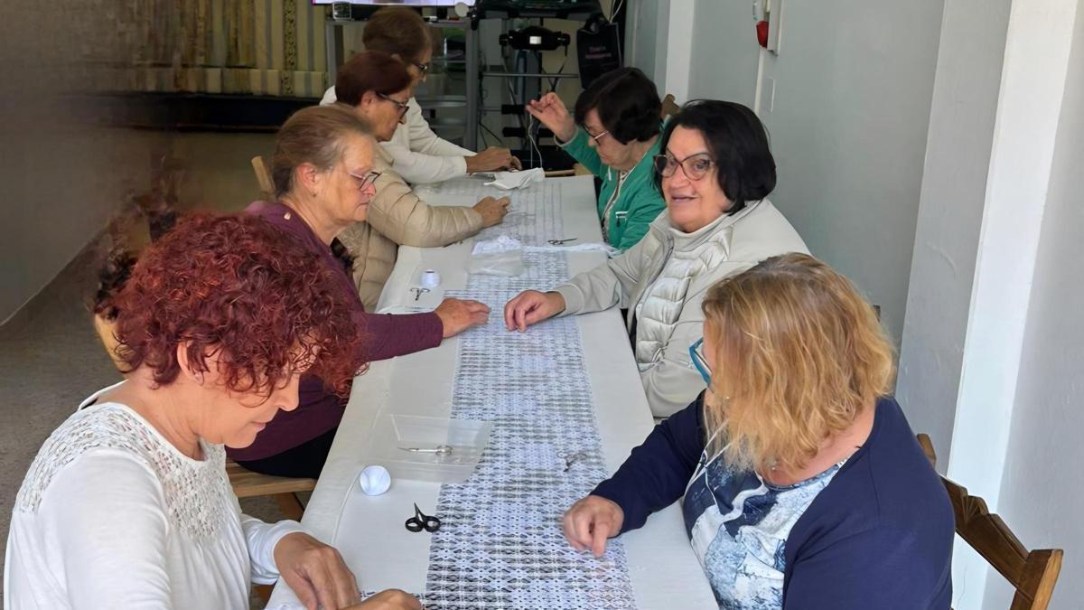 Las artesanas de la Asociación de Caladoras de la Villa de Ingenio elaborando el mantel de altar para la visita del papa León XIV.