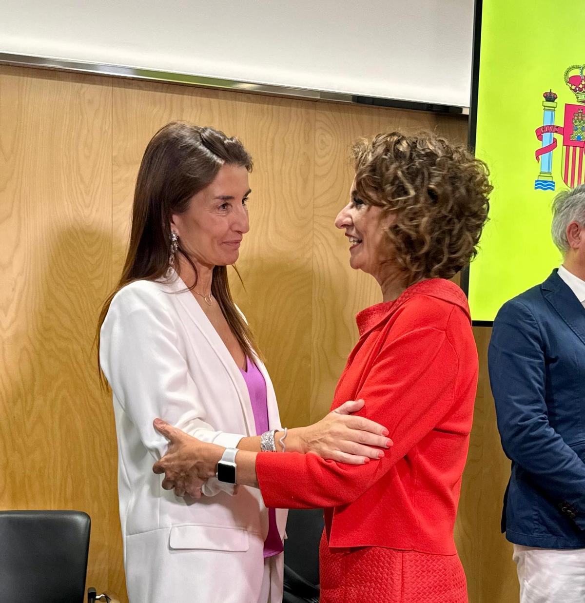 La vicepresidenta primera del Gobierno y ministra de Hacienda, María Jesús Montero, charla con la consellera Ruth Merino en el Consejo de Política Fiscal y Financiera (CPFF).