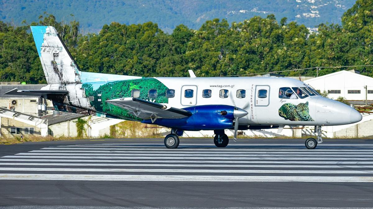 Modelo EMB 110 de TAG Airlines en el Aeropuerto Internacional La Aurora