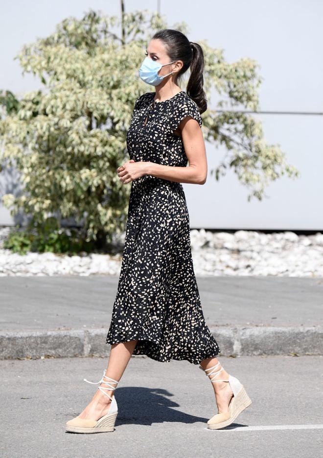 El look de la reina Letizia en Asturias con vestido 'animal print' de Massimo Dutti y alpargatas con cuña de Mint&amp;Roses