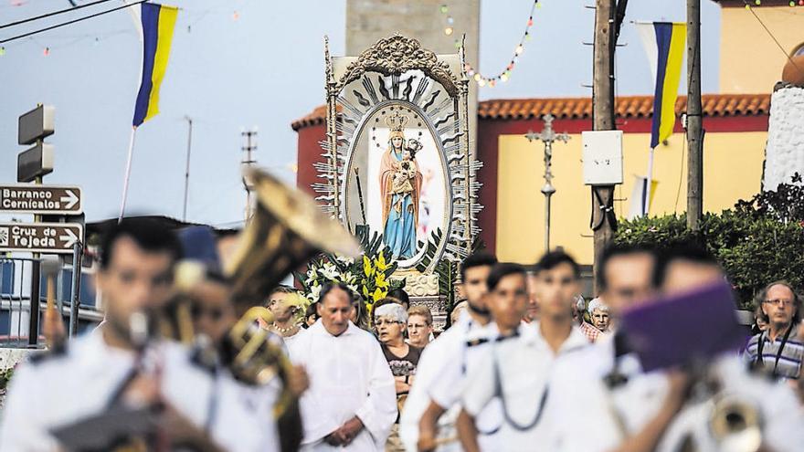 Procesión, ayer, de la imagen de la Virgen de las Nieves por las calles de Lomo Magullo.