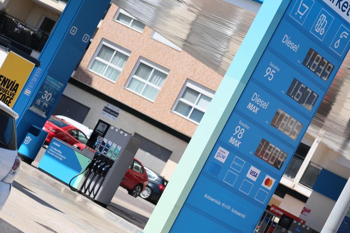 Paneles con los precios de los carburantes en una gasolinera de Castellón este domingo.