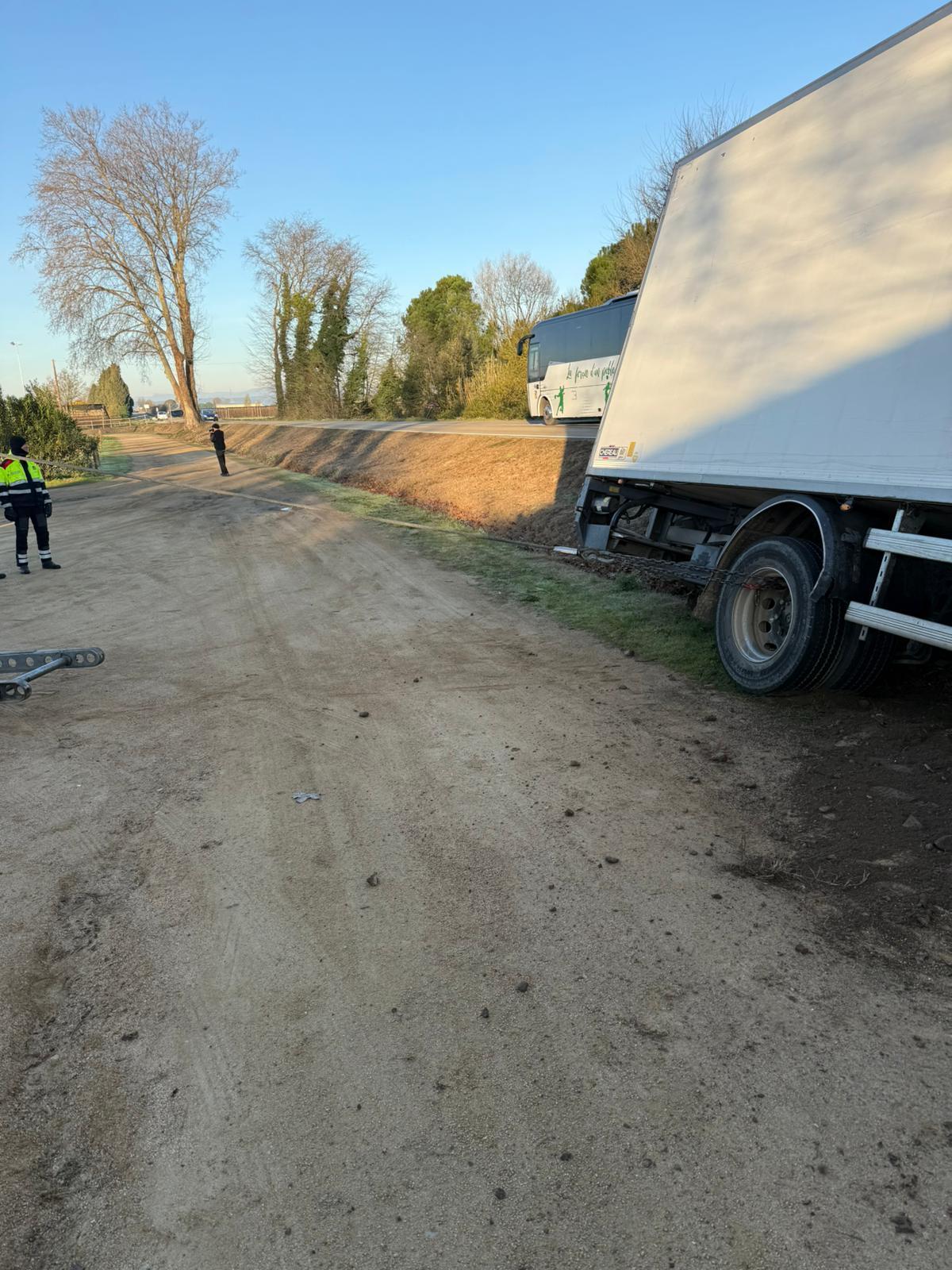 Les imatges del camió mig bolcat a Gualta