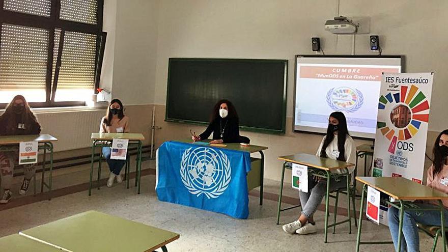 Alumnos del IES Fuentesúco durante las actividades del proyecto “MunODS en La Guareña” que pretendía conocer el funcionamiento de la relaciones internacionales y los Objetivos de Desarrollo Sostenible.