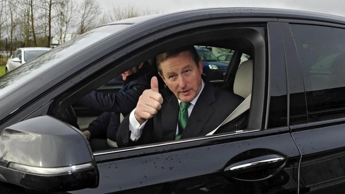 El primer ministro irlandés Enda Kenny, saluda tras votar en un colegio electoral en Castlebar, Irlanda.