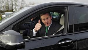 El primer ministro irlandés Enda Kenny, saluda tras votar en un colegio electoral en Castlebar, Irlanda.