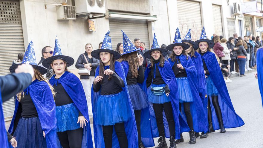 Magos y brujas desfilan por las calles de Cabezo de Torres por Carnaval