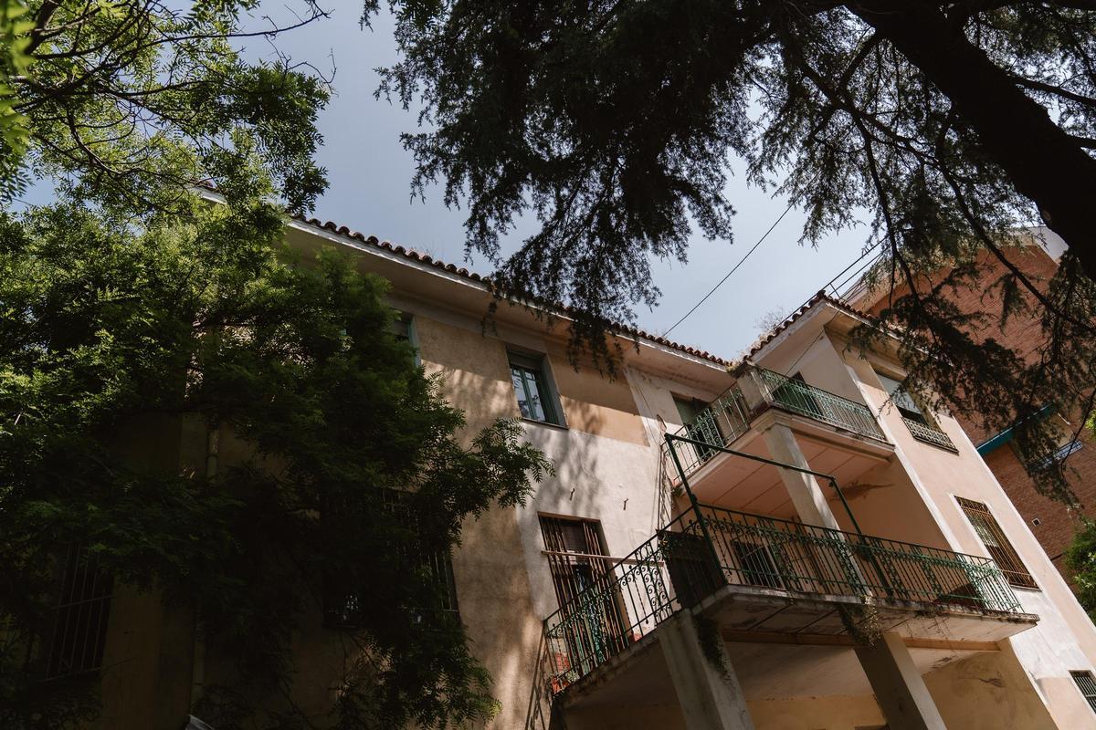Vista del balcón de Velintonia, la casa del poeta Vicente Aleixandre en Madrid, desde el jardín, con el cedro del Líbano que plantó el poeta.