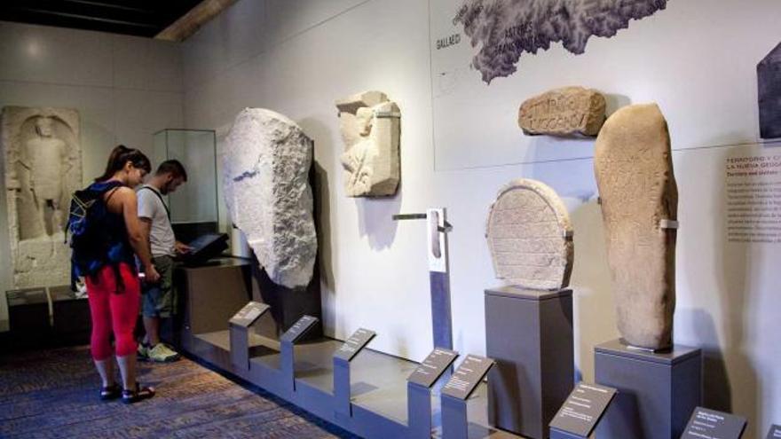 Visitantes, en una de las salas del Museo Arqueológico de Asturias.