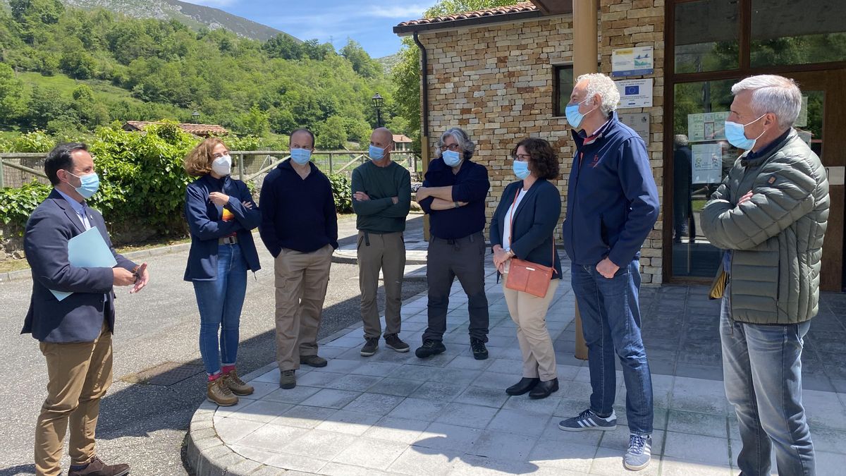 David Villar, a la izquierda, junto a los científicos y técnicos, así como el alcalde de Sobrescobio.