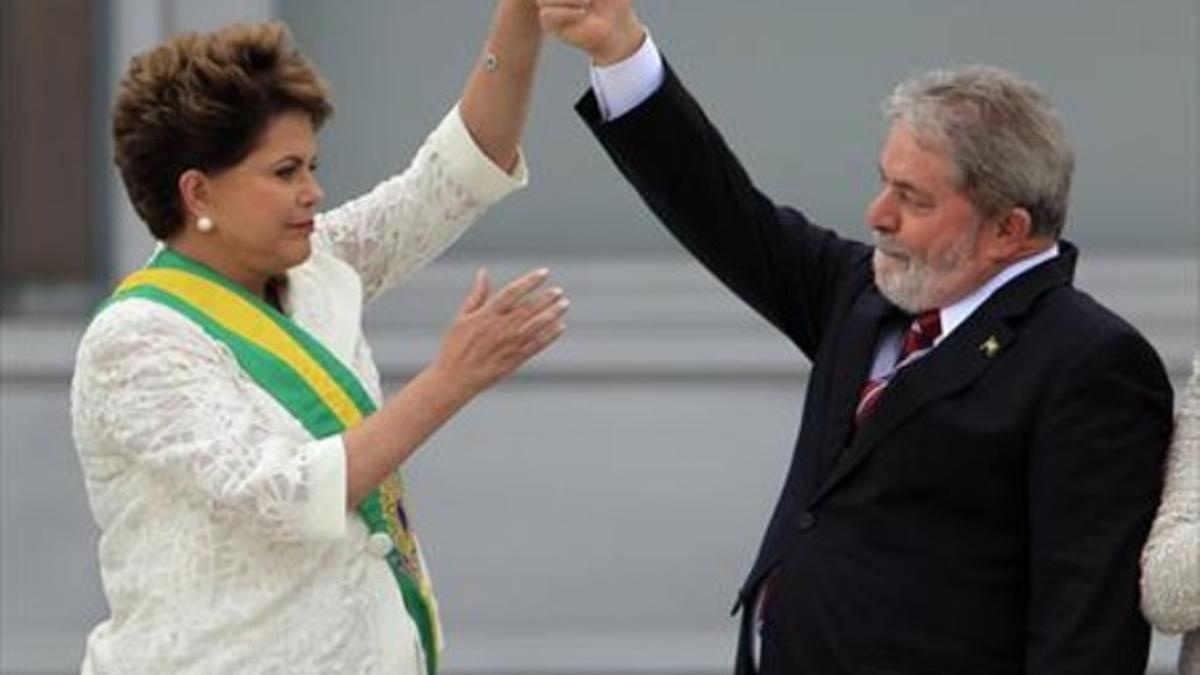 La presidenta del Brasil, Dilma Rousseff, acompañada del exdirigente de su partido y expresidente Lula da Silva.