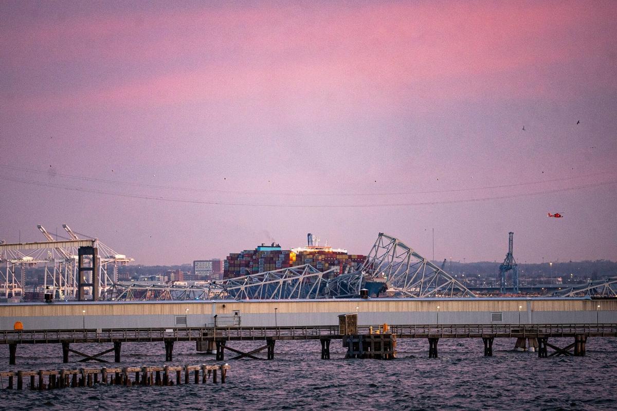 Un barco carguero  impacta contra el puente Francis Scott Key en Baltimore