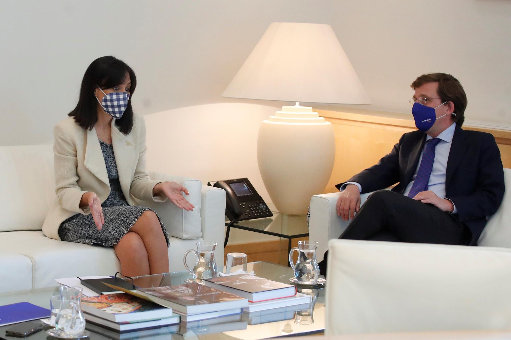 Mercedes González y José Luis Martínez Almeida en el Ayuntamiento