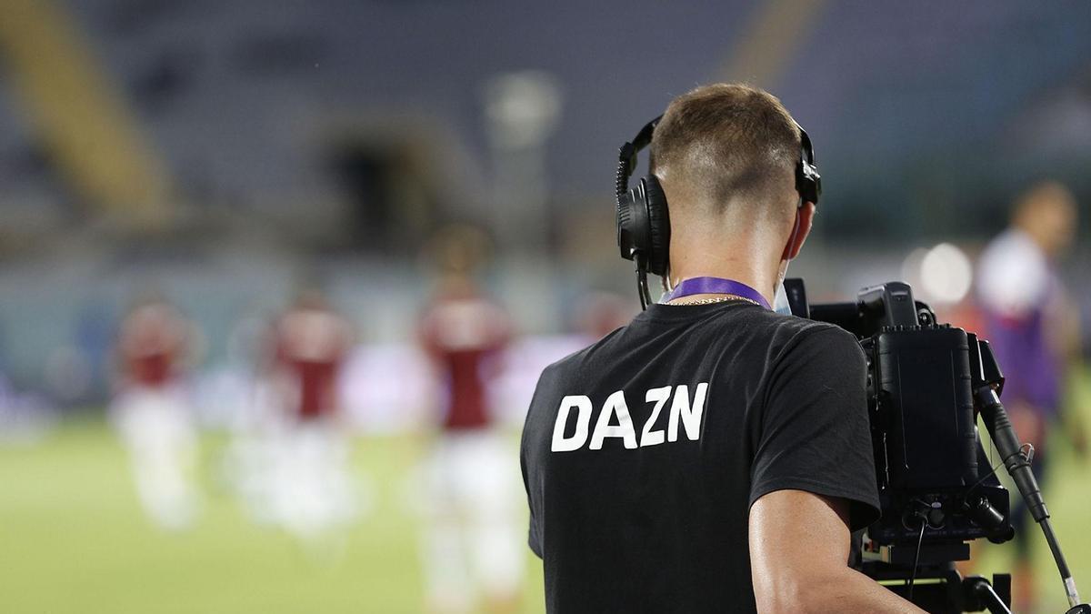 Un cámara de DAZN, trabajando durante el calentamiento de un partido.