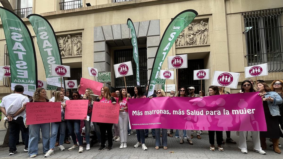 Las matronas de Málaga se concentran frente a la Delegación de Salud para exigir un aumento de las plantillas