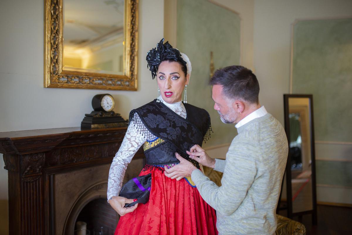 Rossy de Palma luce el vestido con el que dio el pregón de las fiestas de El Bollo junto a Constantino Menéndez.