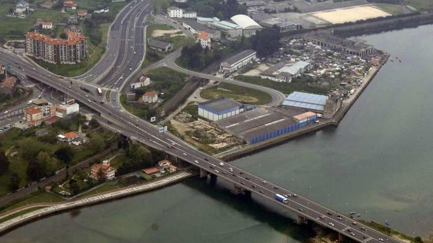 Vista aérea del puente de A Pasaxe, sobre la ría de O Burgo.