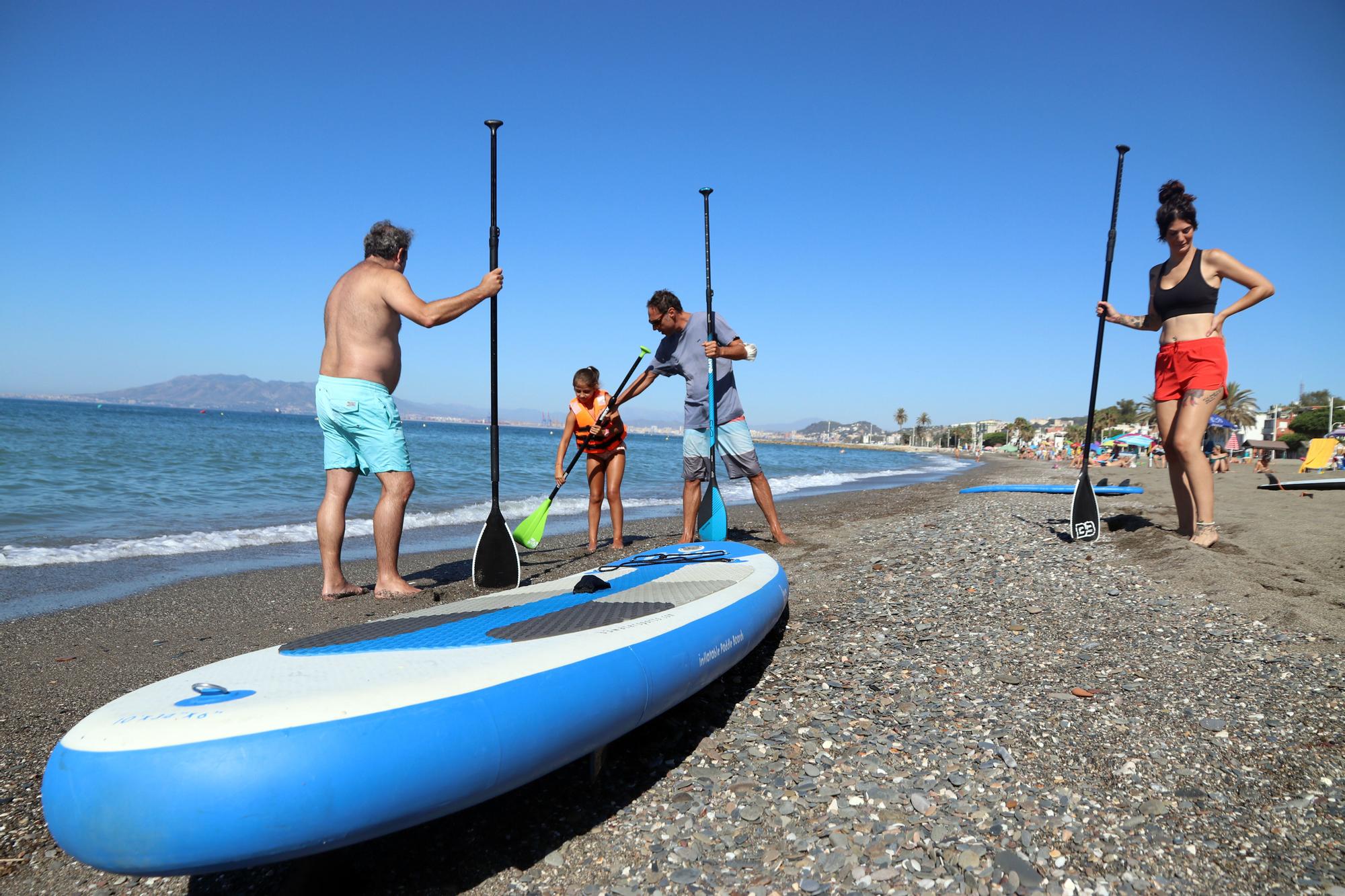 Aumenta la práctica de surf y paddel surf en las playas de Málaga