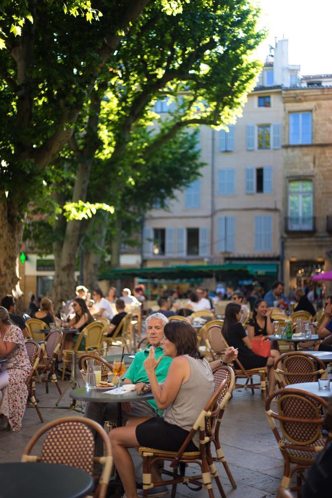 Las terrazas de Aix-en-Provence están llenas de gente relajándose y viviendo despacio.