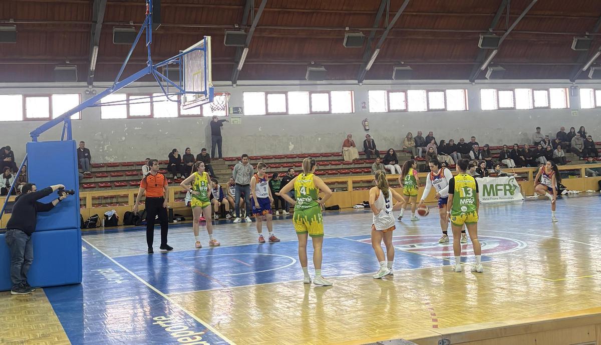 Imagen del derbi femenino entre Al-Qázeres y San Antonio en el Macayo.