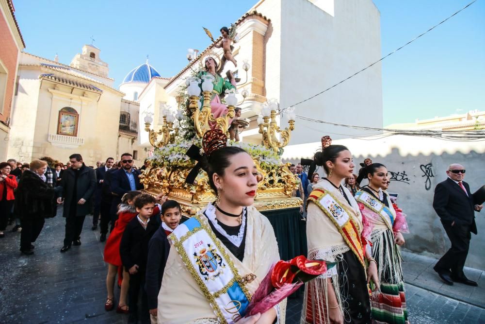 Miles de fieles han acompañado la imagen de Santa Águeda hasta su ermita en un camino jalonado por puestos de dulces