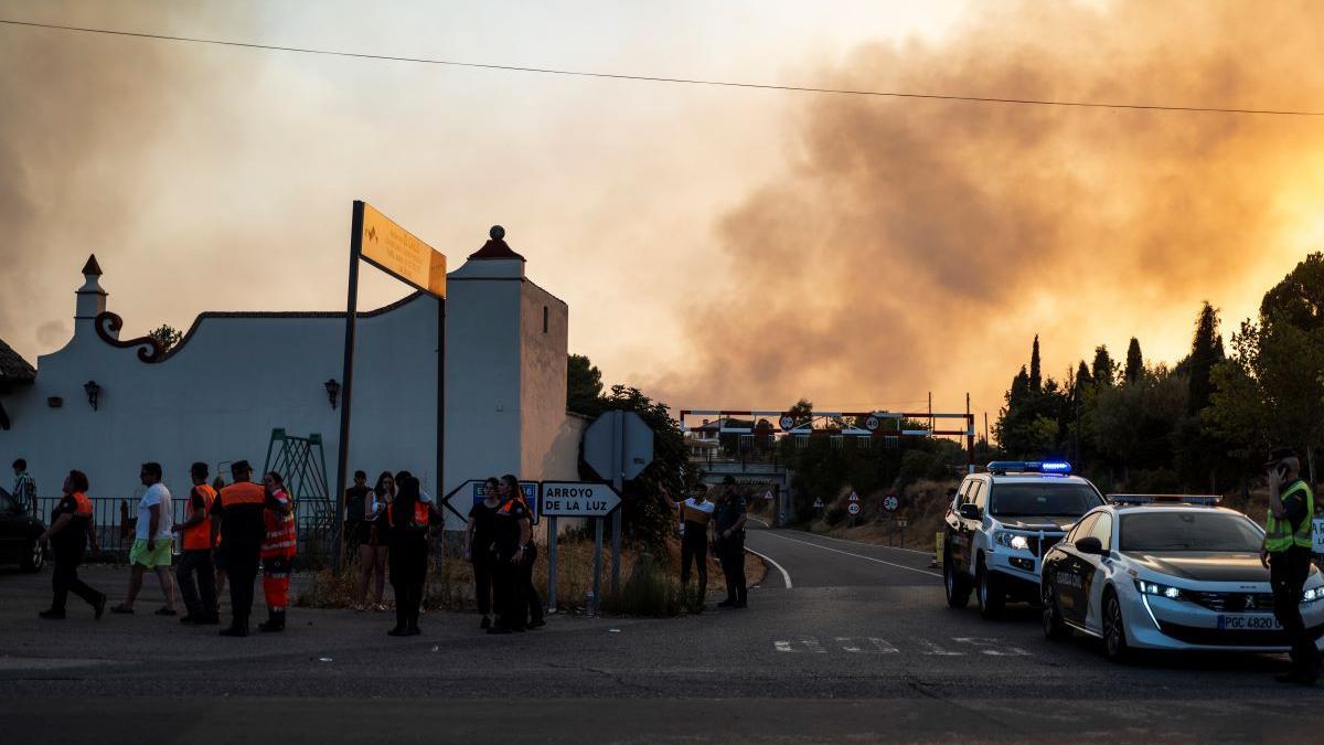 Fuego en Extremadura / El fuego acaba con viviendas en las Viñas de la Mata y preocupa el avance del fuego de Aliseda hacia Malpartida Fuego en Extremadura / El fuego acaba con viviendas en las Viñas de la Mata y preocupa el avance del fuego de Aliseda hacia Malpartida