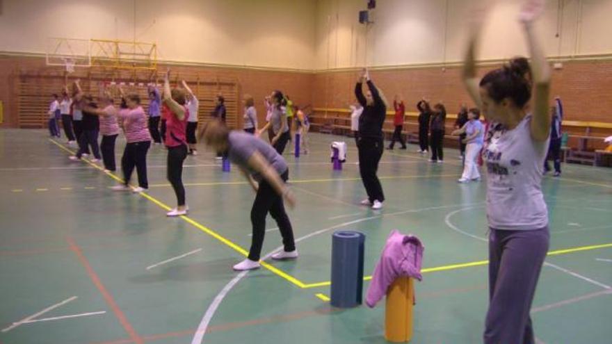 Mujeres villalpandinas hacen gimnasia durante una de las clases.