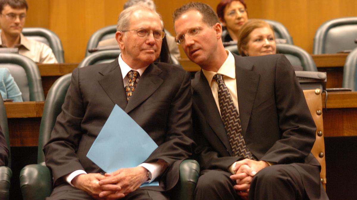 Noah Gordon con su hijo Michael, en el Ayuntamiento de Zaragoza en el año 2006.