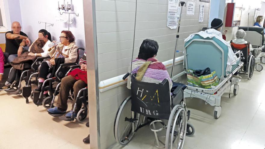 Las Urgencias del Chuvi acaban el año colapsadas y con camillas en los pasillos