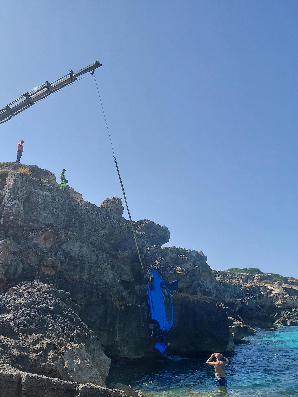 Sacan del mar el coche que cayó en Son Verí