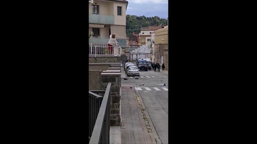 VÍDEO | Moment en què el detingut llança mobiliari des d'una finestra, a Sant Vicenç
