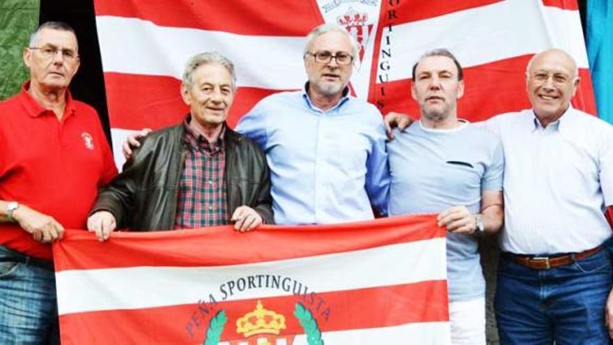 Por la izquierda, Alonso, Biempica, el fisioterapeuta Loza, Cundi y Miranda, durante la reunión de la peña Miluca, en La Pedrera.