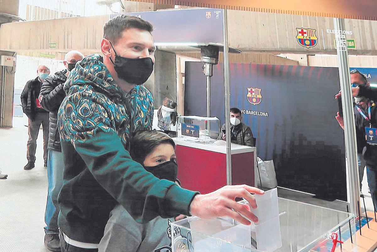 Leo Messi, socio del Barça, votando en las elecciones de 2021