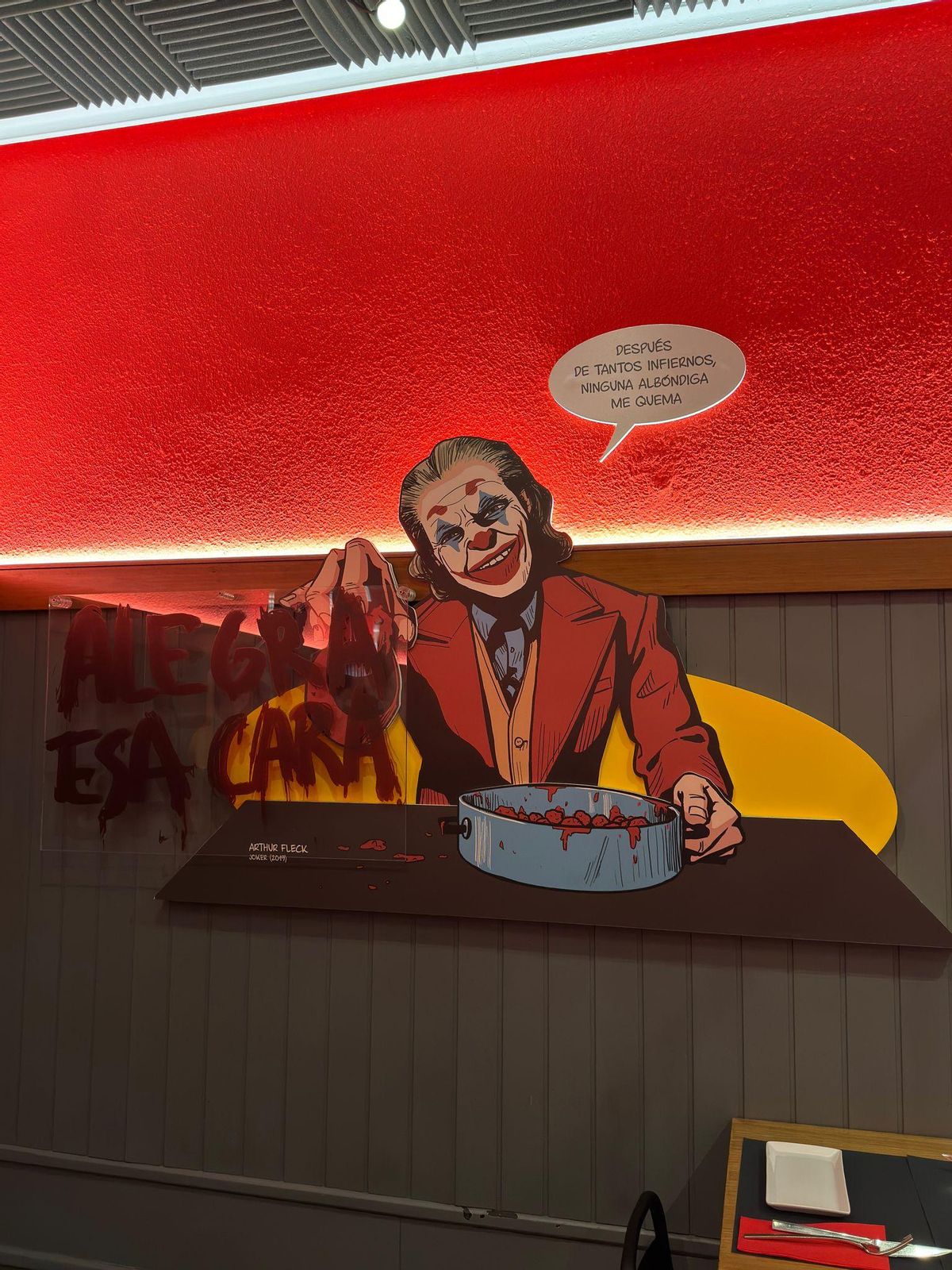 El restaurante Kanalla de Zaragoza fusiona la cocina y la cultura pop con su llamativa decoración.