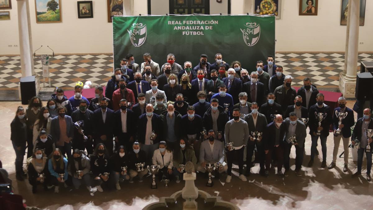 Foto de familia de los premiados