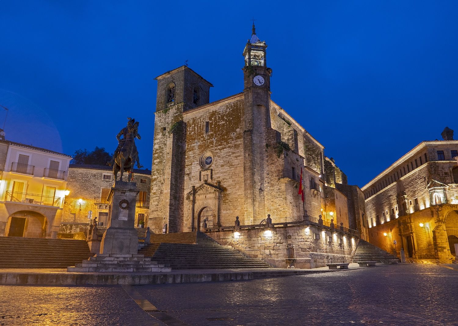 Iglesia de San Martín de Tours en la Plaza Mayor de Trujillo.